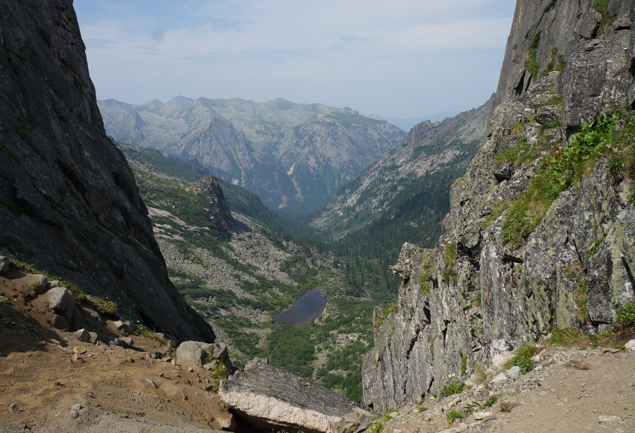 Долина речья Ледяной с перевала Близнец западный