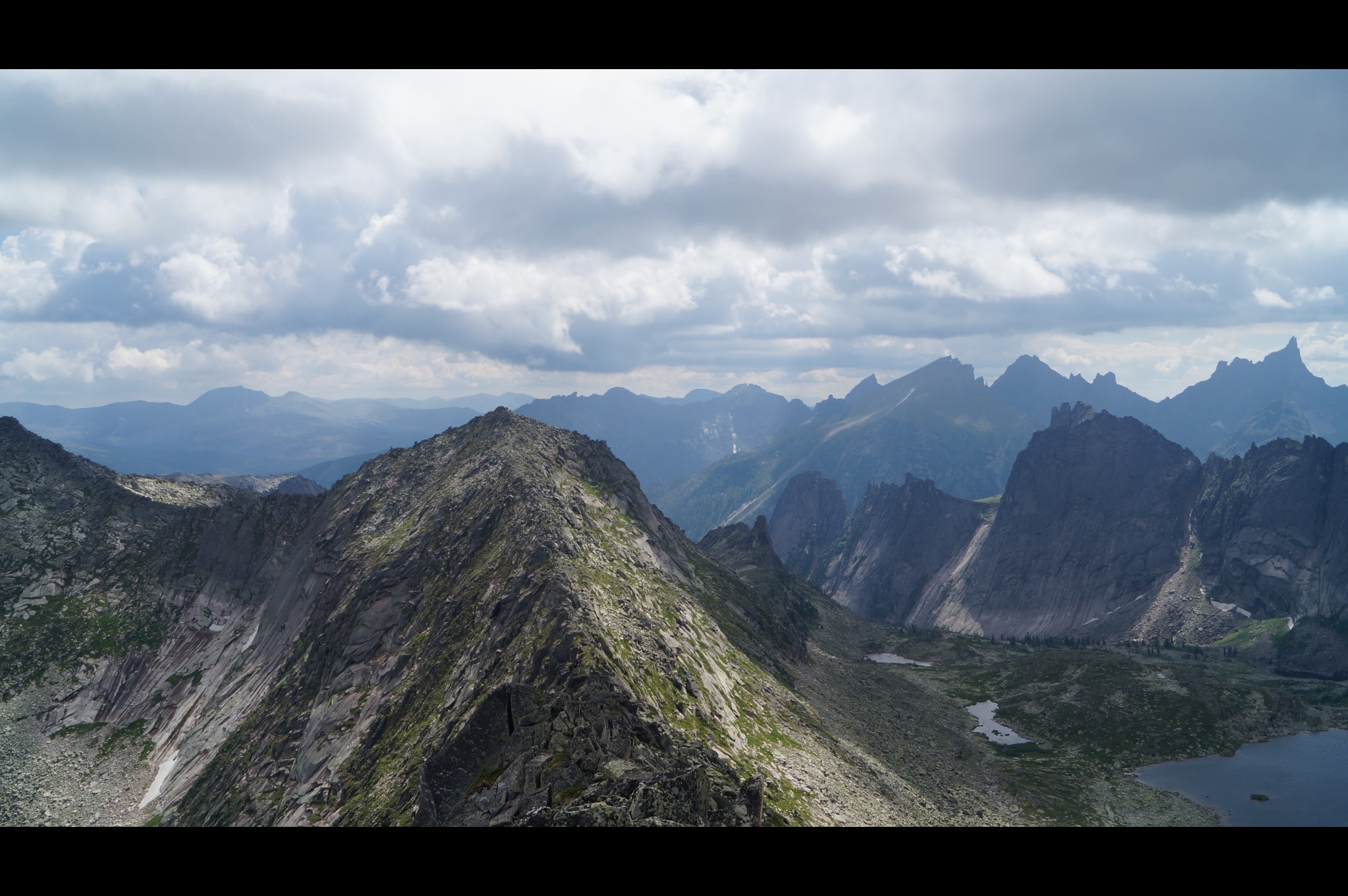 С перевала Межозёрный