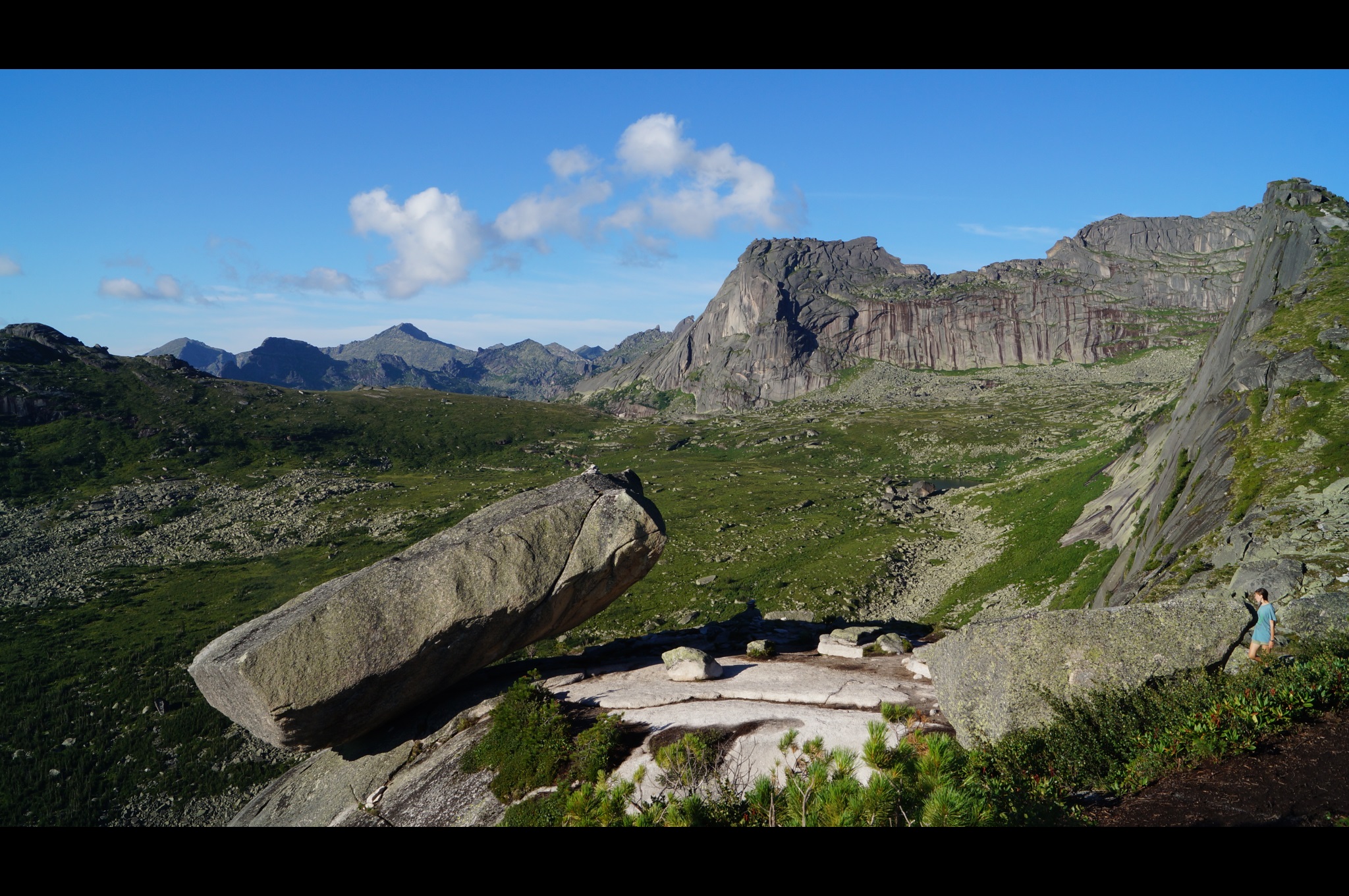 Висячий Камень на фоне Спящего Саяна